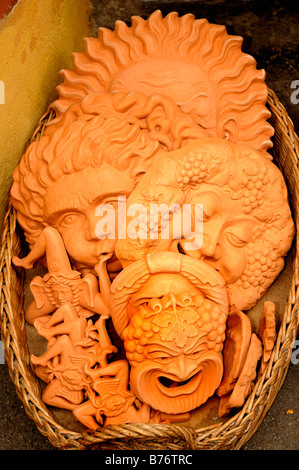 Typische Terrakotta aufgehängt in der Regel auf Hauswänden in Taormina Sizilien Italien Stockfoto