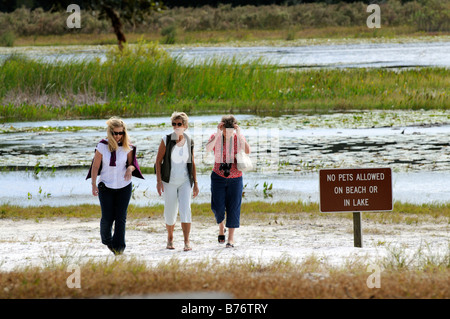 Fort Cooper State Park in der Nähe von Inverness Florida USA Besucher erkunden den Strand am See Stockfoto