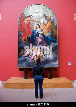 Besucher Blick auf Gemälde von Rubens in Musees royaux des Beaux-Arts de Belgique oder Museum der Schönen Künste in Brüssel Belgien Stockfoto