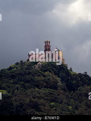 Palacio da Pena, Sintra, Portugal. Eine romantische Fantasy-Burg auf einem Berggipfel, erbaut von König Ferdinand II. Um das Jahr 1847 Stockfoto