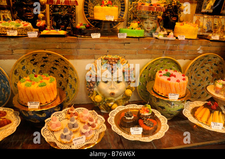 Typische sizilianische Kerze und Wachs Artikel in Sonderaktionen im Shop in Taormina in Sizilien Italien Stockfoto