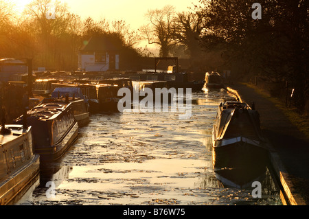 Stratford-upon-Avon-Kanal bei Sonnenuntergang im Winter, Wootton Wawen, Warwickshire, England, UK Stockfoto