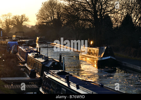 Stratford-upon-Avon-Kanal bei Sonnenuntergang im Winter, Wootton Wawen, Warwickshire, England, UK Stockfoto