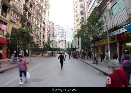 Eine geschäftige städtische Seite Moder Wohnstraße voller die frühen Pendler in Bewegung, ein Masterpeice der Bewegung. Tretmühle Rush. Stockfoto