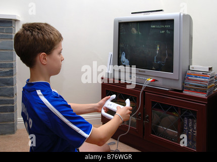 ein kleiner Junge spielt auf einer Wii-Spiel Stockfoto
