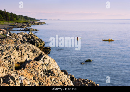 Blick auf Kajak am St.-Lorenz-Strom, Region Bas-Saint-Laurent, Quebec, Kanada Stockfoto