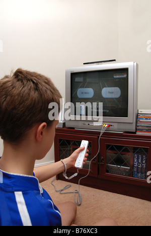 ein kleiner Junge spielt auf der Wii-Konsole Stockfoto