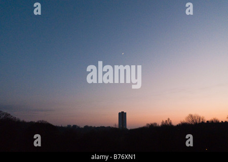 High-Rise Wohnungen mit Mond overhead in Newcastle Upon Tyne UK Stockfoto