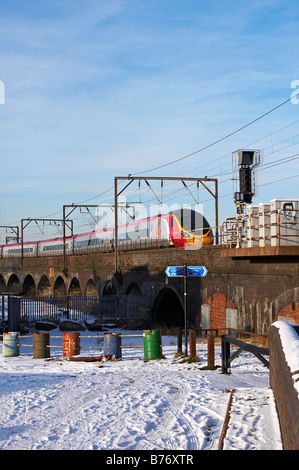 Ein Pendolino nähert sich Wolverhampton mit einem Euston Wolverhampton-Service auf 06 01 09 Stockfoto