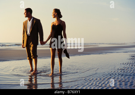 Junges Paar zu Fuß am Strand, elegant gekleidet, Miami Stockfoto