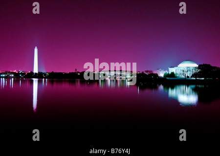 Ein Blick auf Washington DC Washington Denkmal und Jefferson Memorial reflektiert in den Potomac River. Stockfoto