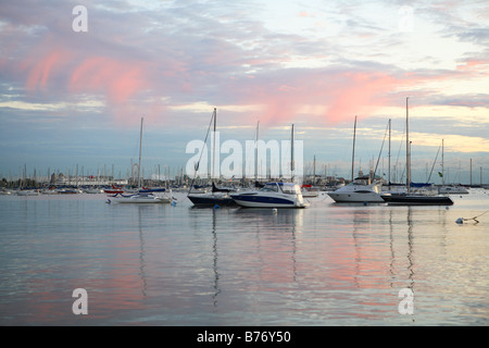 BOOTE BEI SONNENAUFGANG IM HAFEN VON MONROE IN DER INNENSTADT VON CHICAGO ILLINOIS USA Stockfoto