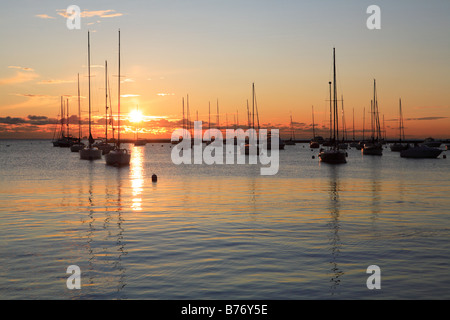 BOOTE BEI SONNENAUFGANG IM HAFEN VON MONROE IN DER INNENSTADT VON CHICAGO ILLINOIS USA Stockfoto