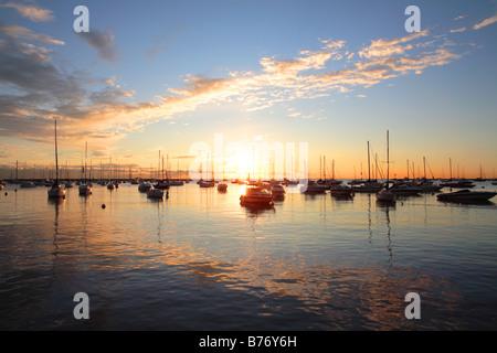 BOOTE BEI SONNENAUFGANG IM HAFEN VON MONROE IN DER INNENSTADT VON CHICAGO ILLINOIS USA Stockfoto