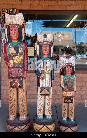 Drei bemalte indische Holzstatuen Sedona Arizona USA Stockfoto