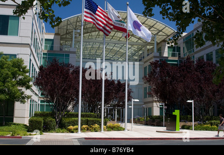 Vor dem Eingang des Hauptsitzes der Apple, Inc. (AAPL) mit zeigt Apple Flagge mit USA und California Fahnen Fahnenmasten. Stockfoto
