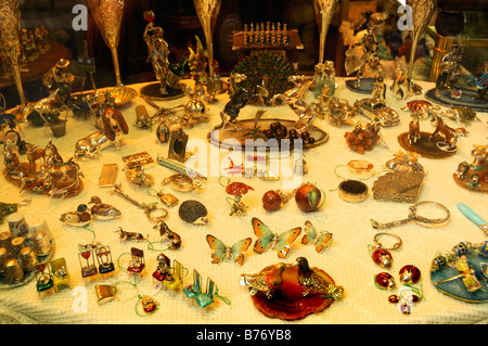 Typische sizilianische Schmuckstücke zum Verkauf im Shop in Taormina in Sizilien Italien Stockfoto