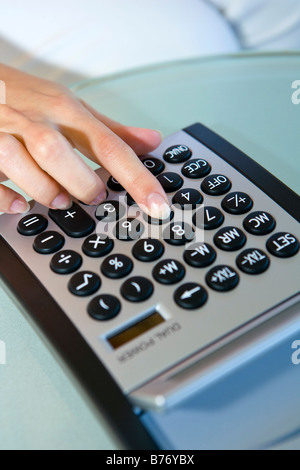 Frau Mit Einem Taschenrechner, Frau Verwendung eines Taschenrechners Stockfoto