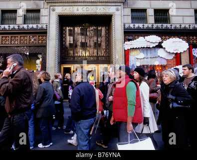 New York City Fifth Avenue eine Menge von Käufern vor der Saks Fifth Avenue, New York Kaufhaus. Straßenszene USA Stockfoto