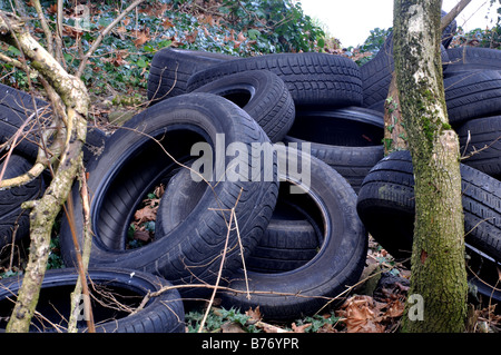 Alte Reifen fliegen kippte auf der A45 Straße, Birmingham, England, UK Stockfoto