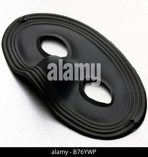 eine schwarze Theater/Karneval Maske auf weiß Stockfoto