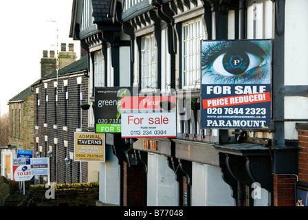 Für Verkauf Zeichen mit Preis reduziert auf Pub Räume und Häuser, Verkauf Einbruch des Immobilienmarktes Januar 2009, Sheffield, England Stockfoto