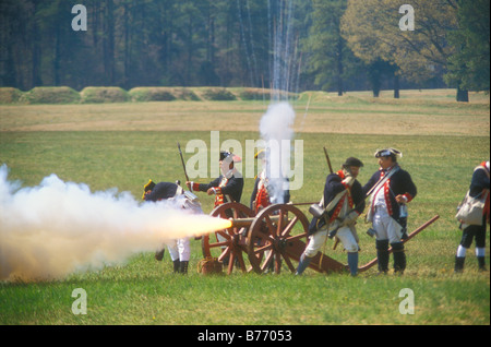 Amerikanische Armee feuert die Kanone auf Yorktown Battlefield, Colonial National Historical Park, Virginia, USA Stockfoto