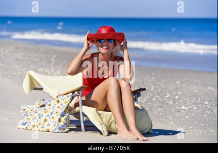 50er Jahre Frau am Strand, im Badeanzug, sitzt im Strandkorb, Sonne bräunen, South Beach, Miami Stockfoto