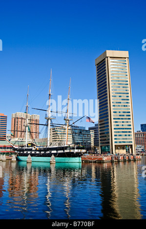 BALTIMORE, Maryland – die USS Constellation, eine historische Kriegsschaukel, liegt an ihrem Anlegeplatz im Inner Harbor von Baltimore. Das restaurierte Kriegsschiff aus dem 19. Jahrhundert erinnert vor dem Hintergrund der modernen Uferpromenade der Stadt an Amerikas Marinestaurant. Stockfoto