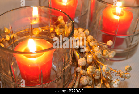 Rote Kerzen in Glasbehältern Stockfoto