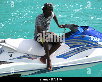 Ein Mann auf einem Jet-Ski in der Nähe von Bridgetown auf Barbados in der Karibik. Stockfoto