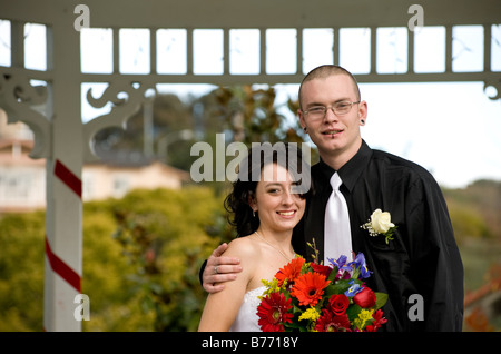 Braut und Bräutigam posieren für Fotos Stockfoto