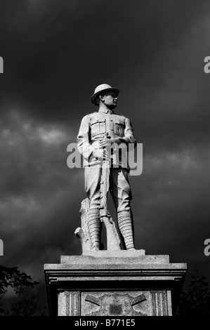 Eine Statue des ersten Weltkrieges Soldat beleuchtet drastisch gegen einen bedrohlichen Gewitterhimmel Stockfoto