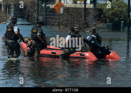 Polizei-Marshall in der Stadt New Orleans Patroullie in der Nachmahd des Hurrikans Katrina Stockfoto