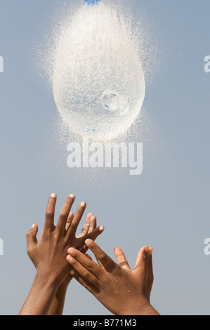 Indische jungen Fang ein Burst wasser Ballon. Indien Stockfoto