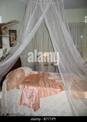 Moskitonetz Bett im 30er Jahre Stil amerikanischen Plantage Haus Schlafzimmer Stockfoto