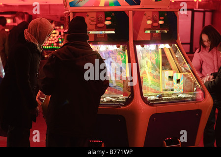 Fruit Machine Stand auf Kirmes, Edinburghs Weihnachten Winter Wonderland Stockfoto