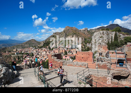 Blick aus das griechische Theater in Taormina zum Ätna, Sizilien Stockfoto