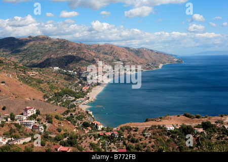 Blick von Taormina auf die Meerenge von Messina, Sizilien Stockfoto