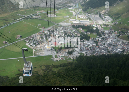 Eine Luftaufnahme der Stadt Andermatt in den Schweizer Alpen, die Seilbahn Andermatt-Gemsstock entnommen. Stockfoto