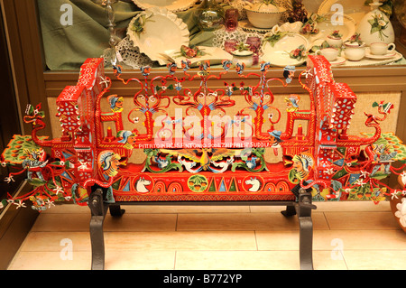 Typische sizilianische Tonwaren auf Verkauf im Shop in Taormina in Sizilien Italien auch hölzerne geschmückten Wagen Stockfoto