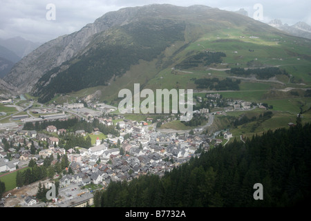 Die Stadt von Andermatt liegt im Ursern Tal in den Schweizer Alpen von der Seilbahn Andermatt-Gemsstock erschossen. Stockfoto