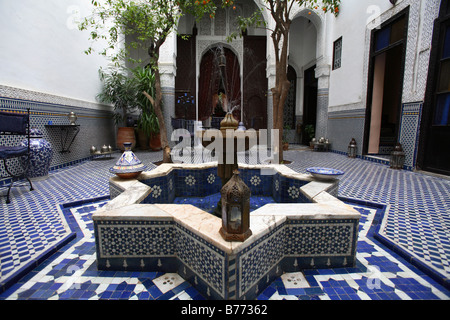 Brunnen in einem traditionellen Riad Fès, Marokko Stockfoto