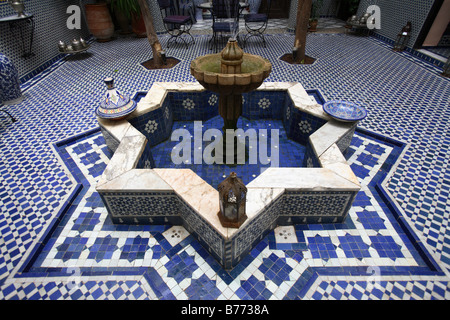 Brunnen in einem traditionellen Riad Fès, Marokko Stockfoto