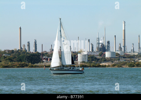 Segelyacht Weitergabe Fawley Raffinerie von Southampton Water, England Stockfoto