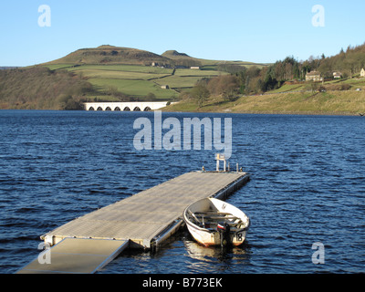 Blick über Ladybower Vorratsbehälter mit Fischers Boot und Bootssteg, Yorkshire Brücke (auf A57 Schlange übergeben] und Crook Hill. Stockfoto