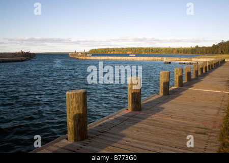 WISCONSIN - Hafen und Dock am kleinen Sand Bay am Lake Superior in Apostel Islands National Lakeshore. Stockfoto