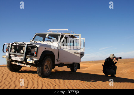 Fotograf und Geländewagen in den Dünen von Erg Chebbi, Merzouga, Marokko Stockfoto