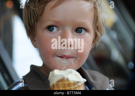 Ein glücklich junger Bursche Eis Stockfoto