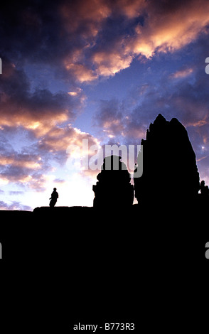 Sonnenuntergang über 9. Jahrhundert hinduistischen Tempel des Phnom Bakheng.  Angkor Wat Ruinen in der Nähe von Siem Reap, Kambodscha. Stockfoto